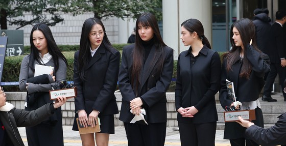 법원, <b>뉴진스</b> '<b>독자활동 금지</b>' 유지…가처분 이어 이의신청 기각
