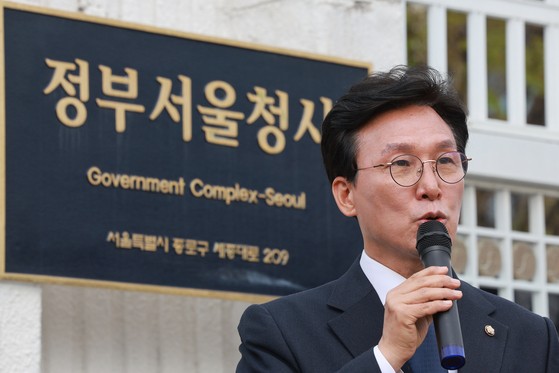 <b>김민석</b> "한덕수, 출마용 관세협상 안돼"…정부청사 앞 <b>1인 시위</b>