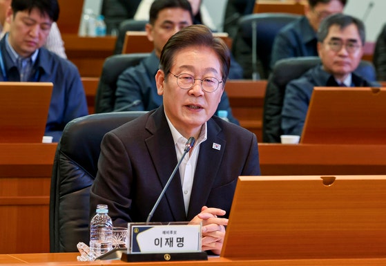 <b>이재명</b> "<b>선택적 모병제</b> 운영이 맞아…청년들 병영에 가두는 건 비효율"