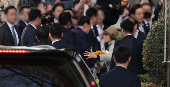 〈YONHAP PHOTO-5455〉 사저 도착한 윤 전 대통령   (서울=연합뉴스) 김성민 기자 = 윤석열 전 대통령이 11일 서울 서초구 아크로비스타 사저로 들어서며 주민과 인사하고 있다. 2025.4.11 [공동