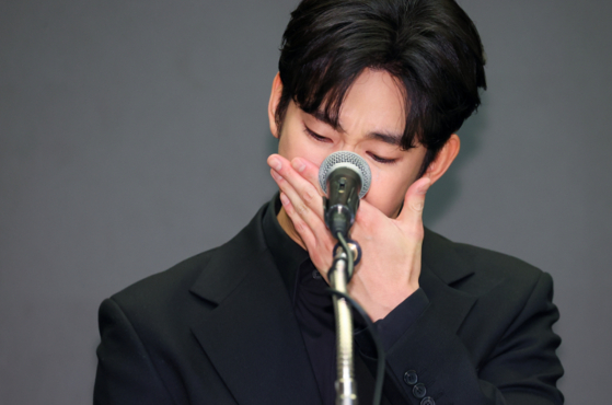 고 김새론이 미성년자였던 시절 교제했다는 의혹과 관련해 지난달 3월 31일 기자회견을 열고 입장을 밝혔던 배우 김수현.〈사진=연합뉴스〉