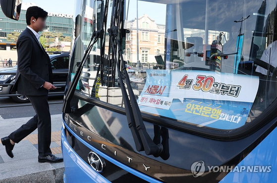 서울 시내버스 노조가 연휴가 끝난 뒤 첫차부터 준법투쟁(준법운행)을 재개한 7일 오전 서울역 앞 버스환승센터 정류장에서 버스 앞에 준법투쟁 안내문이 놓여있다.〈사진=연합뉴스〉
