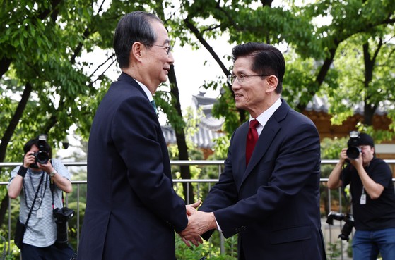 결론 못 낸 <b>김문수</b>-<b>한덕수 단일화</b> 협상…후보 교체 수순 밟을 듯