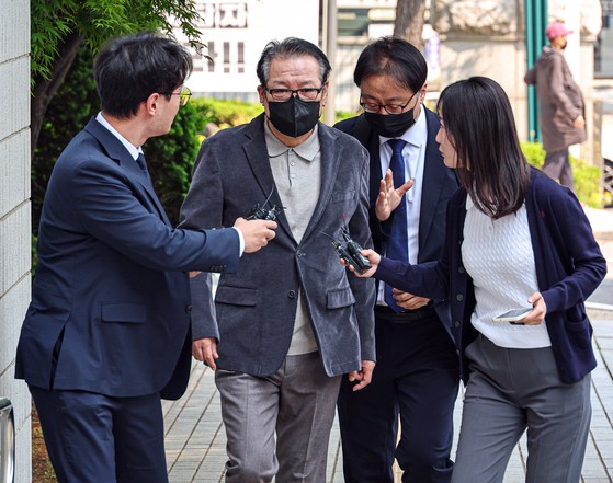 '청탁의혹' <b>건진법사</b> 재판 출석…'김여사 <b>목걸이</b>' 질문에 묵묵부답