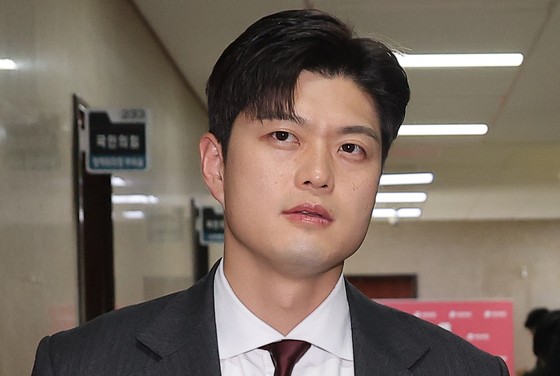 '<b>채상병</b> 참배' <b>김용태</b> "수사외압 밝힐 것"…김문수 "참배 못해 죄송"