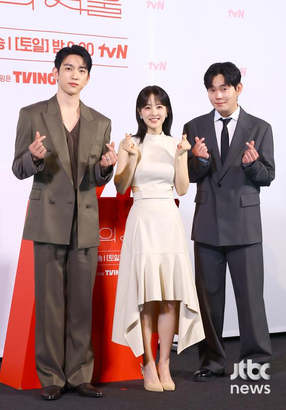 “1인4역 인생 도전”…<b>박보영</b>, '<b>미지의 서울</b>'로 <b>흥행</b>력 되찾을까(종합...