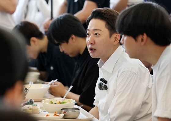 <b>이준석</b> "모든 <b>전화 수신 차단</b>…정치공학적 단일화 얘기 많아"