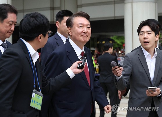 경찰 "<b>경호처 비화폰 서버</b>기록·윤 전 대통령 휴대전화 확보"