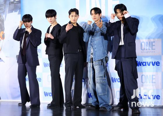 'ONE : <b>하이스쿨 히어로즈</b>', '청춘 히어로물의 탄생'