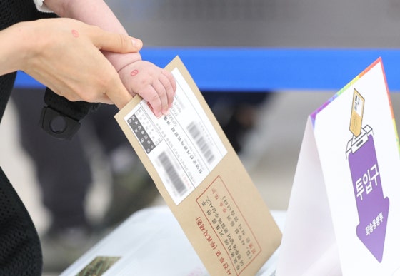 대선 <b>사전투표율</b> 오전 9시 3.55%…동시간대 역대 <b>최고</b>치