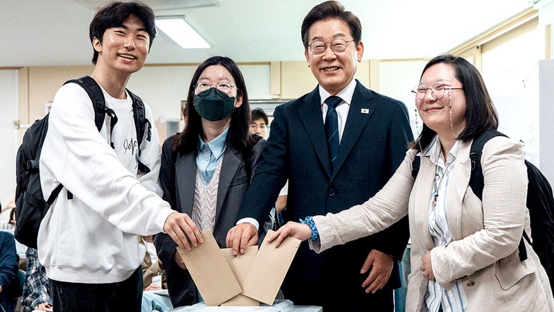 "다시 청년의 시대로"…이재명, 신촌 대학가서 <b>사전투표</b>