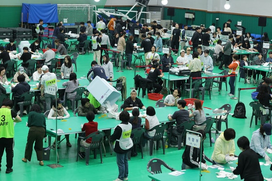 21대 <b>대선 개표 시작</b>…자정쯤 대통령 당선인 윤곽 나올 듯
