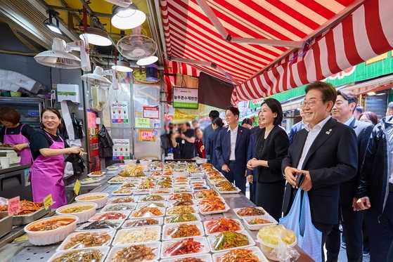 '관저에 아무것도 없어'…이 <b>대통령</b> 부부, <b>재래시장</b> 깜짝 <b>방문</b>