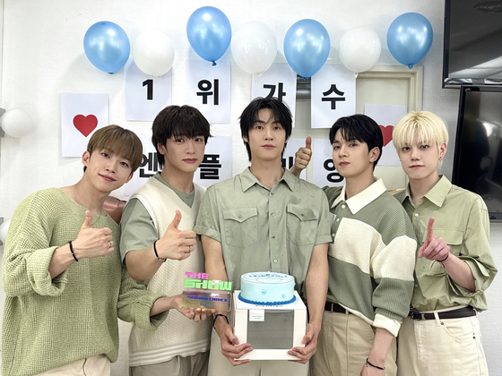 '더쇼' <b>엔플라잉</b>, 감격의 1위 “오래 보자”