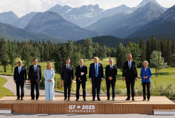 16일(현지시간) 캐나다 알버타주 카나나스키스에서 열린 G7 정상회의에 참석한 안토니오 코스타(왼쪽부터) 유럽연합 이사회 의장, 이시바 시게루 일본 총리, 조르지아 멜로니 이탈리아 총리, 에마뉘엘 마크롱 프랑스 대통