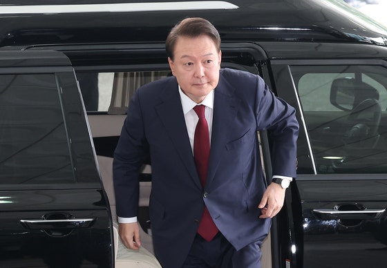 내란특검 "윤, <b>조사</b>실 입실하지 않고 있어…출석<b>거부</b>와 같아"