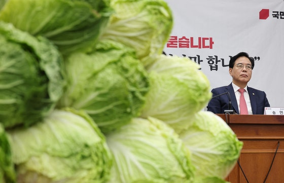 '배추 18포기' 쌓아놓고…국힘 "<b>김민석</b> <b>지명철회</b>" 거듭 압박