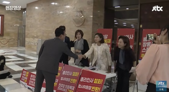 <b>나경원</b> 농성장 찾은 <b>김민석</b>…"<b>자료</b> 내라" vs "냈는데 안 봐" <b>설전</b>