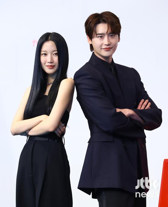 '<b>서초동</b>' <b>이종석</b> “20년 경력 문가영이 가장 선배…많이 배웠다”