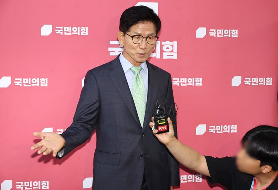 <b>김문수</b> "주범은 이 대통령인데 교도소 있는 6만명이 받아들이겠나"