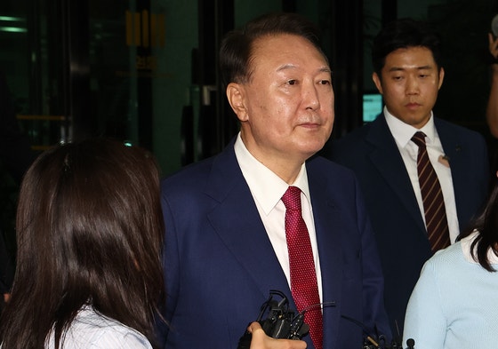 윤, <b>내란특검</b> 2차<b>조사</b> 15시간 만에 귀가…조서 열람만 5시간