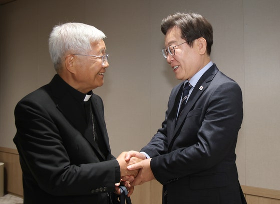 이 <b>대통령</b> "<b>교황</b>, 북한도 들렀으면"…유 추기경 "이 <b>대통령</b> 로마 초청"