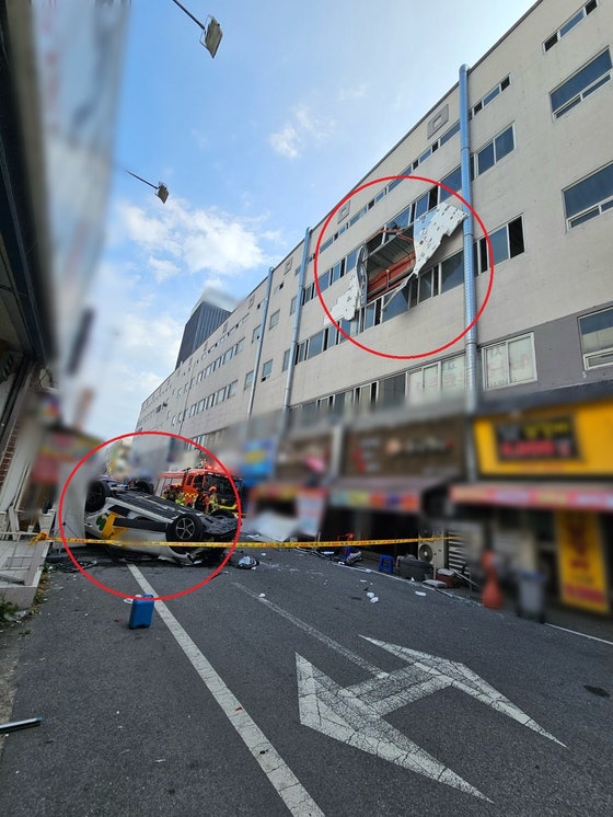 광주 <b>주차타워</b> 4층에서 도로로 <b>택시 추락</b>…운전자 1명 다쳐