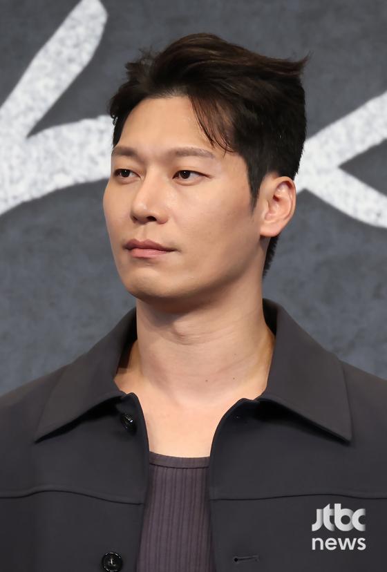 '<b>착한 사나이</b>' <b>이동욱</b>·이성경, 캐릭터 살린 스타일링 눈길