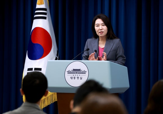 대통령실, <b>강선우</b>·<b>이진숙 거취</b>에 "기류 변화 없어, 면밀히 보는 중"