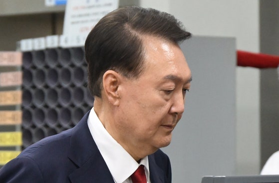 윤석열 전 대통령이 지난 9일 서울 서초구 서울중앙지방법원에서 구속 전 피의자 심문(영장실질심사)을 마치고 법원을 나서고 있다. 〈사진=공동취재단/연합뉴스〉