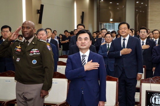 <b>안규백</b> "오늘 기점으로 군, <b>문민 통제</b> 원칙 따를 것"..전군 주요 지휘관...