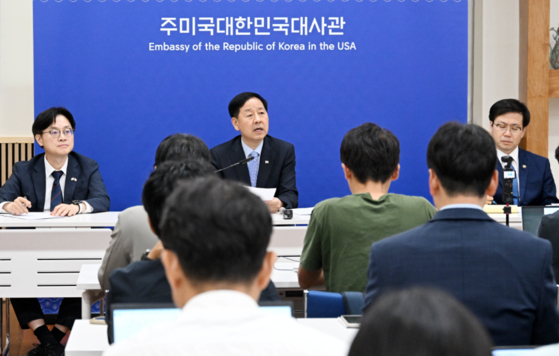 구윤철 경제부총리 겸 기획재정부 장관이 현지시간 30일 미국 워싱턴DC 주미한국대사관에서 열린 '한·미 통상협의 결과브리핑'에서 발표문을 낭독하고 있다. 왼쪽부터 김정관 산업통상자원부 장관, 구윤철 부총리, 여한구