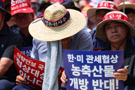 지난 28일 서울 용산구 삼각지역 인근에서 열린 한·미 상호관세 협상 농축산물 개방 반대 결의대회 당시 모습. 〈사진=연합뉴스〉
