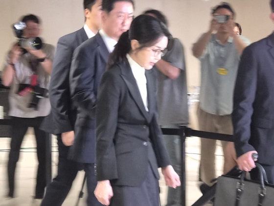 김건희 여사가 6일 서울 종로구에 위치한 특검 사무실에서 진행된 소환 조사를 마치고 귀가하고 있다. 〈사진=JTBC〉