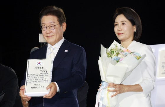 '<b>국민</b> 임명장' 받은 이 <b>대통령</b>…"오직 <b>국민</b>만 믿고 직진하겠다"