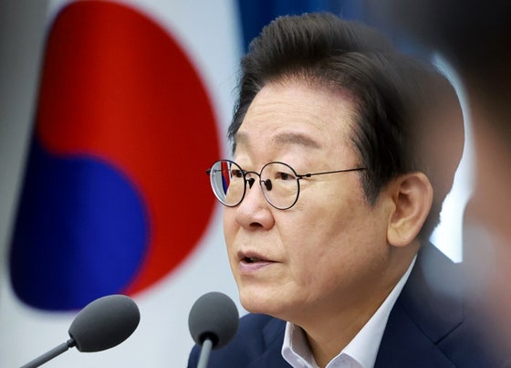 이 대통령 국정<b>지지율</b> 2주 연속 하락해 51.1%...취임 후 <b>최저치</b>