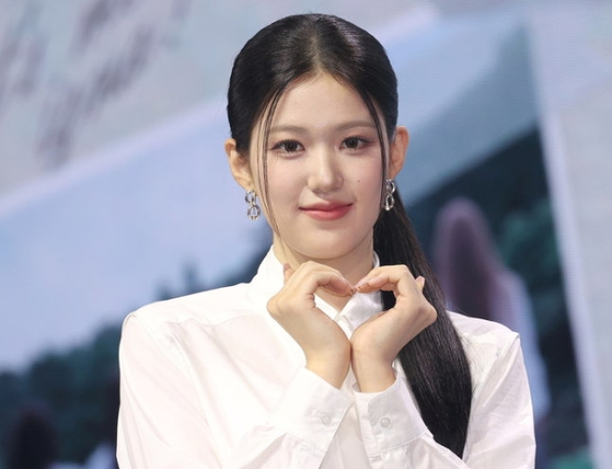 이즈나 <b>윤지윤</b>, <b>활동</b> 중단 6개월 만에 팀 <b>탈퇴</b>