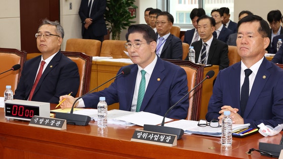 국회 국방위원회 전체회의에 출석한 김종철 병무청장과 김용현 국방부 장관(왼쪽부터) 2024.9.25 〈저작권자 ⓒ 1980-2024 ㈜연합뉴스. 무단 전재 재배포 금지, AI 학습 및 활용 금지〉