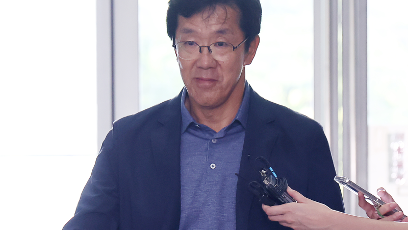 <b>해병특검 출석</b>한 <b>황유성</b> 전 방첩사령관, 취재진 질문에…