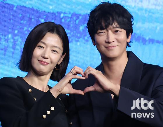 <b>전지현</b> '느좋' 발언에…<b>강동원</b> “'느무 좋다'라는 거죠?”