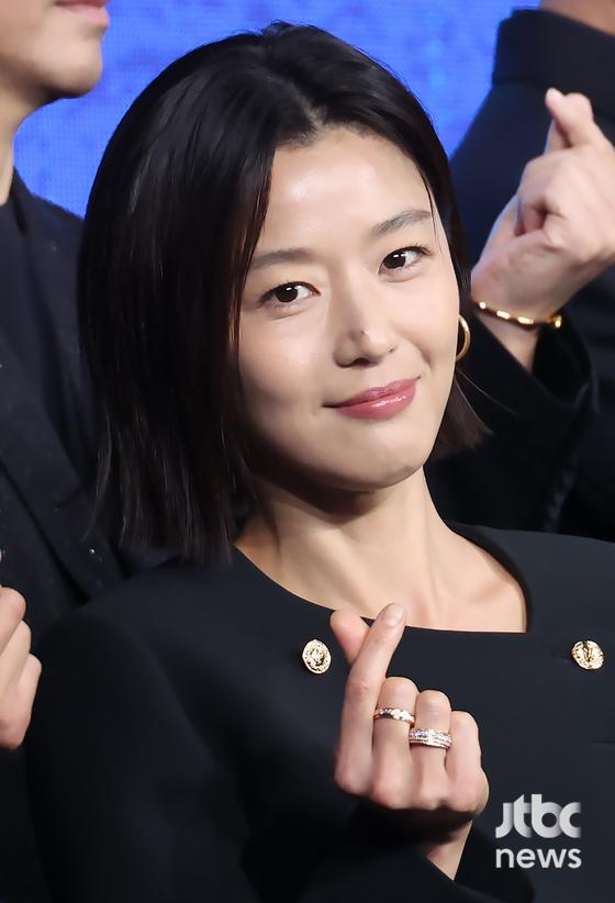 '<b>북극성</b>' <b>전지현</b>·<b>강동원</b> '느좋 커플' 고백