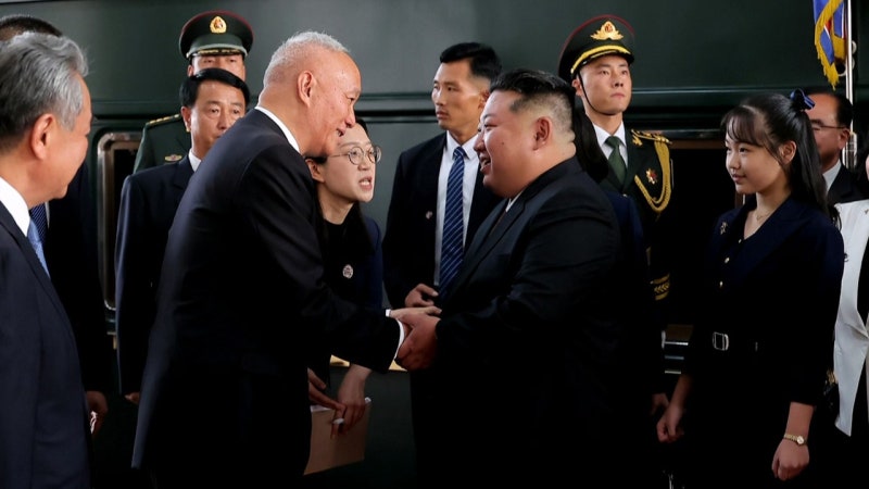 김정은, 딸 김주애와 첫 다자 외교 데뷔…전승절 <b>열병식 참석</b>