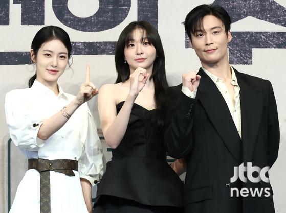 '<b>백번의 추억</b>' <b>김다미</b>·<b>신예은</b>, 1980년대 버스 안내양으로 변신