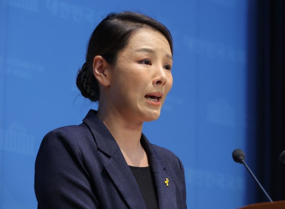 <b>조국</b> 회유 거부한 <b>강미정</b>..."이름 거론도 상처, 2차 가해 멈춰"