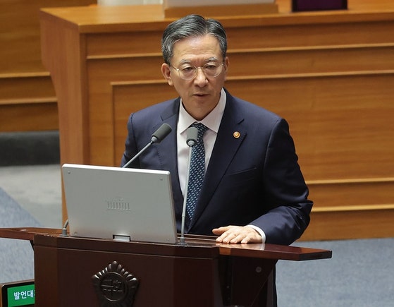 정성호 법무장관 "<b>국힘 정당해산 청구</b>, 추후 종합적 판단"