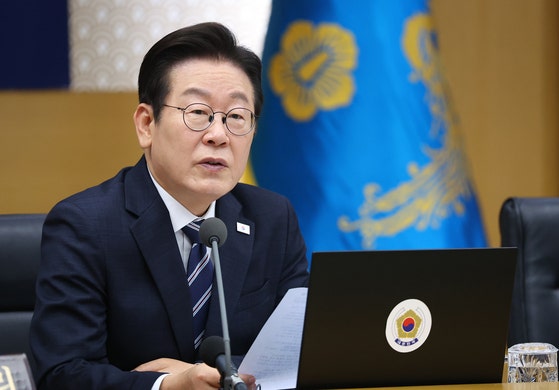 이 대통령 "<b>트럼프</b>-<b>김정은</b> 합의시 북핵 동결 수용...현실적 대안"