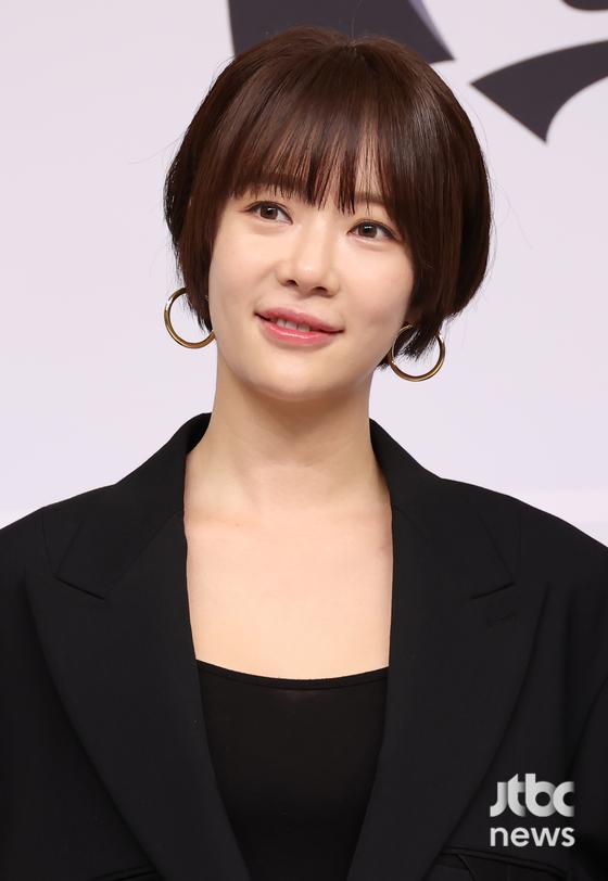 '43억 <b>횡령</b>' <b>황정음</b>, <b>항소 포기</b>…징역형 집행유예 확정