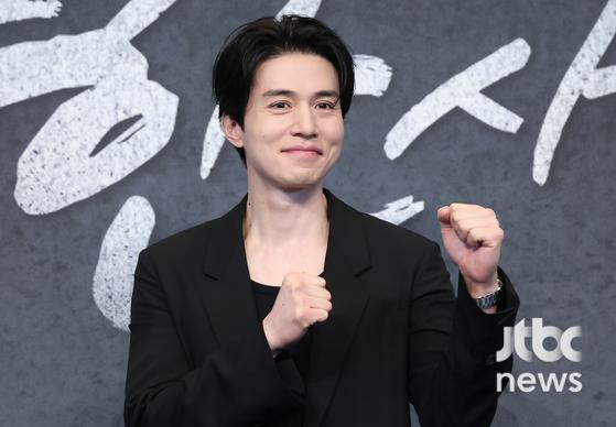 <b>이동욱</b>, <b>사생활 침해</b> 법적조치 예고 “비행기 내에서 접근 시도”