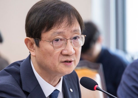 금감원장, <b>민중기 주식</b><b>의혹</b>에 "공소시효 지나 재조사 어렵다"