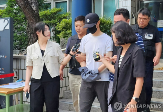 4살 어린이를 의식불명 상태에 빠지게 한 30대 태권도 관장이 지난해 7월 경기도 의정부시 의정부지방법원에서 열린 구속 전 피의자심문(영장실질심사)을 마친 뒤 법정을 나오고 있다.〈사진=-연합뉴스〉